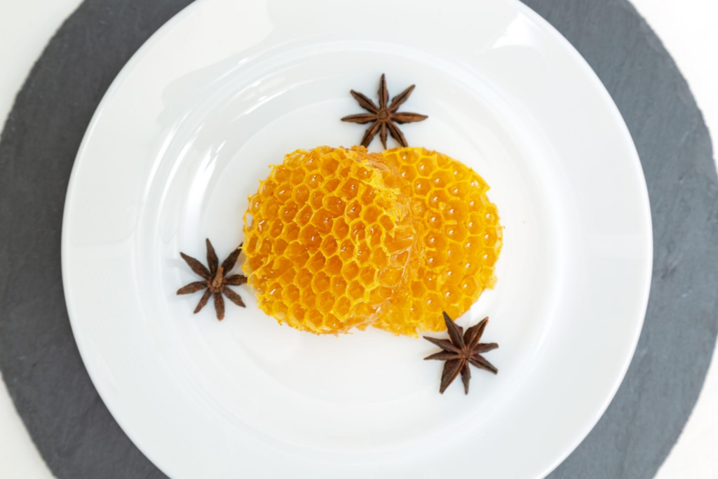 Panal de miel en platos