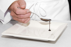 Creatividad culinaria con miel y chocolate en chefs profesionales